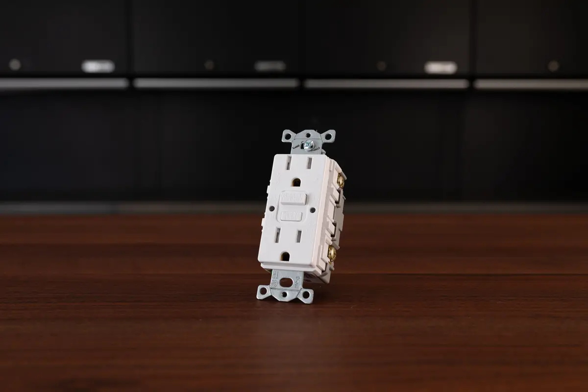 Lutron 15 Amp Gfci Receptacle 1