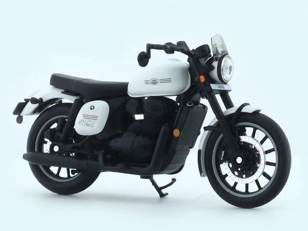 Maisto Jawa 42 White 1:18 Scale Model 1