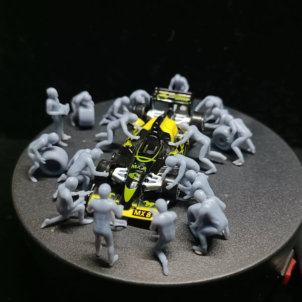 1/64 Miniature Car Repair Doll Set Unpainted 1