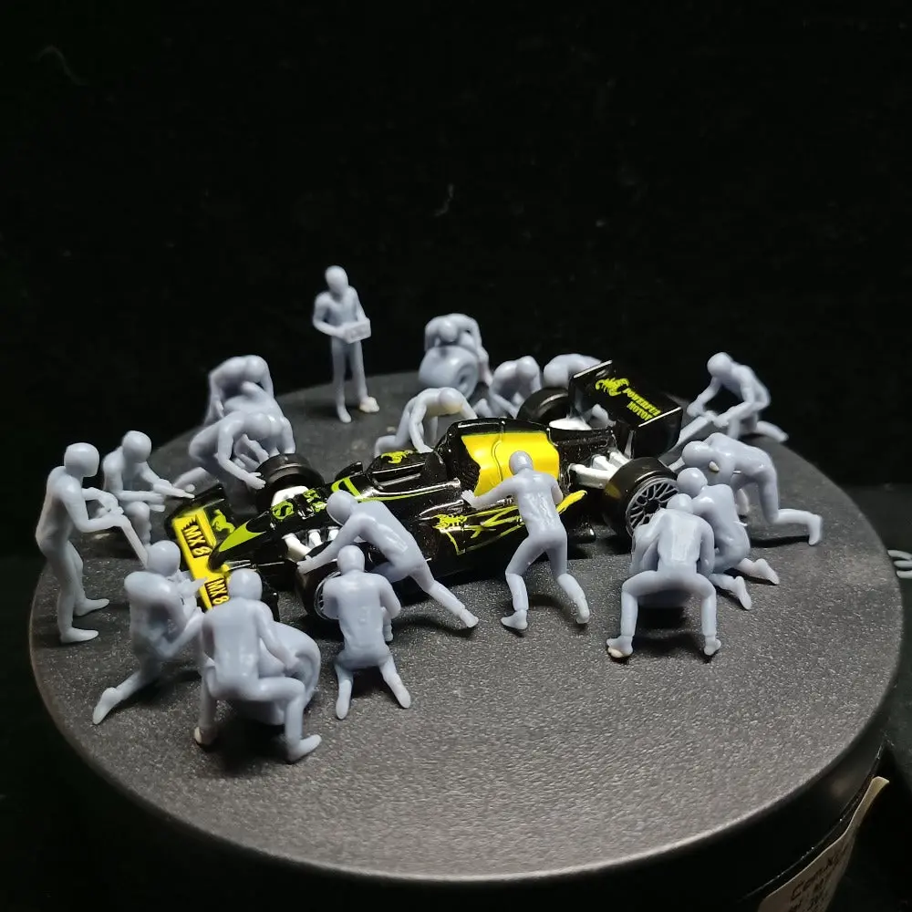 1/64 Miniature Car Repair Doll Set Unpainted 1